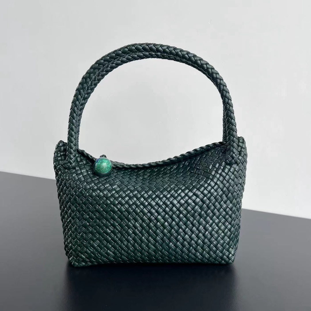 Bottega Veneta: The Bottega Veneta 2023 Winter Collection's Tosca handbag embodies the pinnacle of craftsmanship. The metal gold ball can be replaced with malachite, making it a work of art in itself. This globally