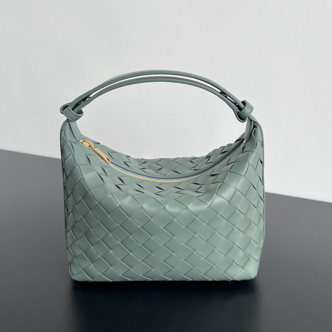 Bottega Veneta: The Bottega Veneta Wallace shoulder bag is a convenient lunchbox bag you can easily carry. Crafted using the classic intrecciato weave technique, it embodies Bottega's craftsmanship. The entire bag