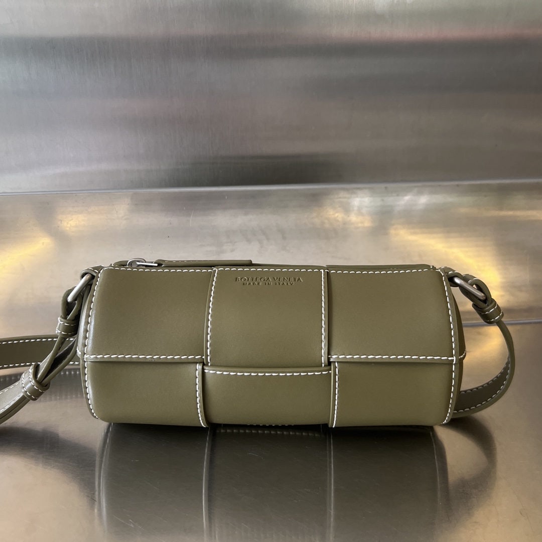 Bottega Veneta: This unisex cylindrical bag combines classic large scale woven fabric with a cylindrical shape to create a simple, refreshing, and stylish look. The glossy cowhide leather is also very high quality.