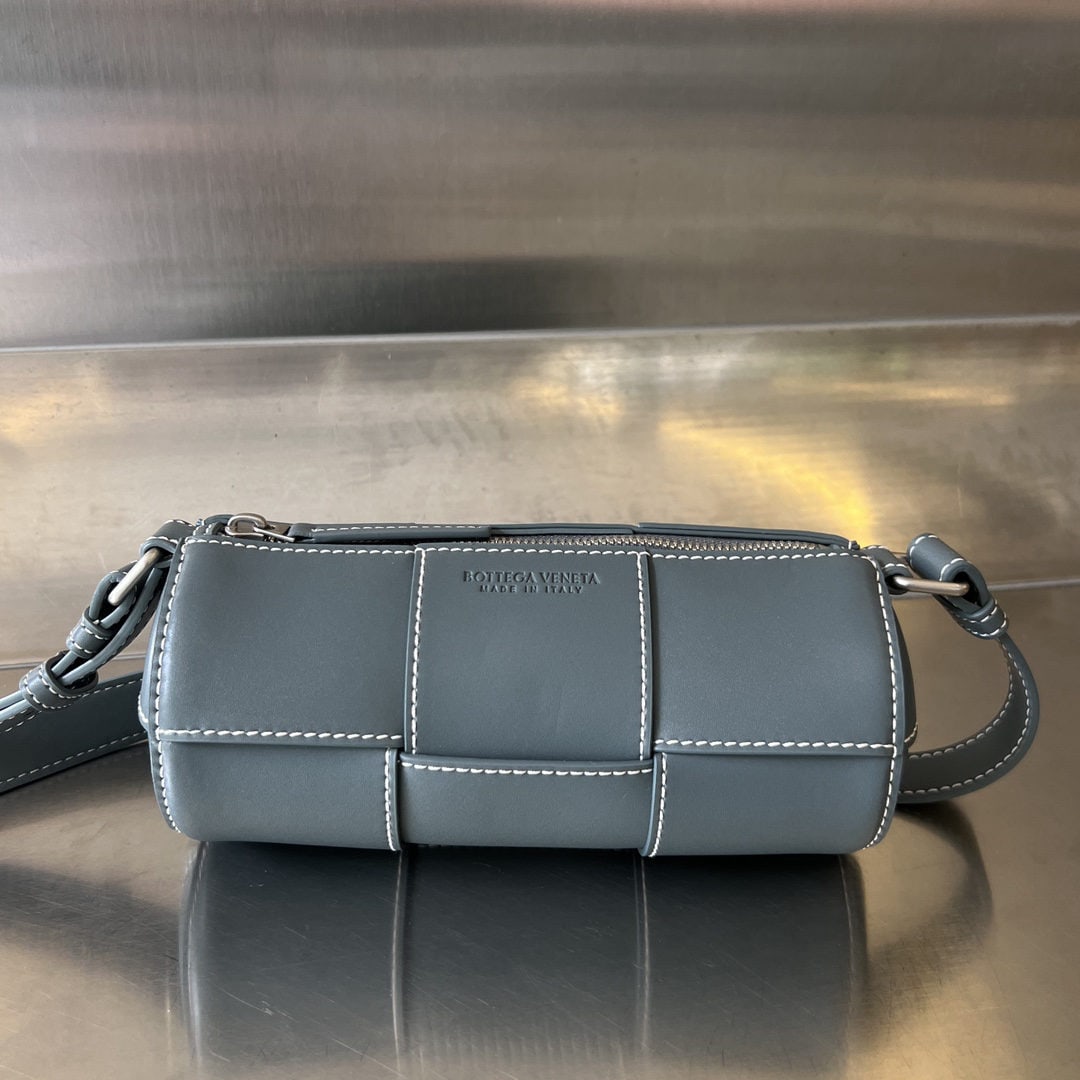 Bottega Veneta: This unisex cylindrical bag combines classic large scale woven fabric with a cylindrical shape to create a simple, refreshing, and stylish look. The glossy cowhide leather is also very high quality.