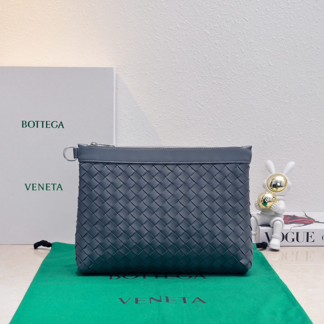 Bottega Veneta: This Bottega Veneta clutch instantly elevates your style. The quality is superb, with delicate weaving and a simple, elegant design that perfectly complements any outfit. Whether for a casual outing