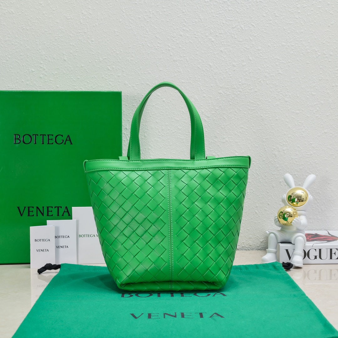 Bottega Veneta: The Bottega Veneta 2023 Flip Flap tote bag features a simple and practical tote design with classic leather weave, showcasing Bottega Veneta's craftsmanship and making the bag more refined. A small zi
