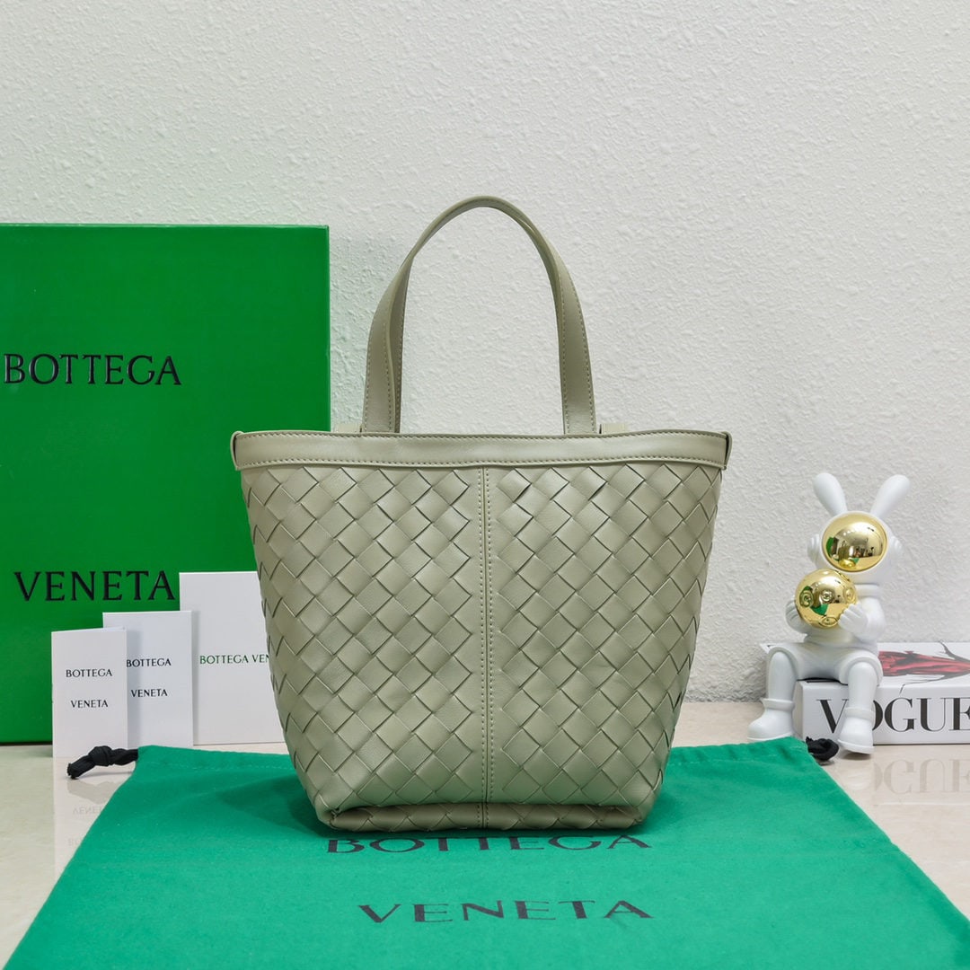 Bottega Veneta: The Bottega Veneta 2023 Flip Flap tote bag features a simple and practical tote design with classic leather weave, showcasing Bottega Veneta's craftsmanship and making the bag more refined. A small