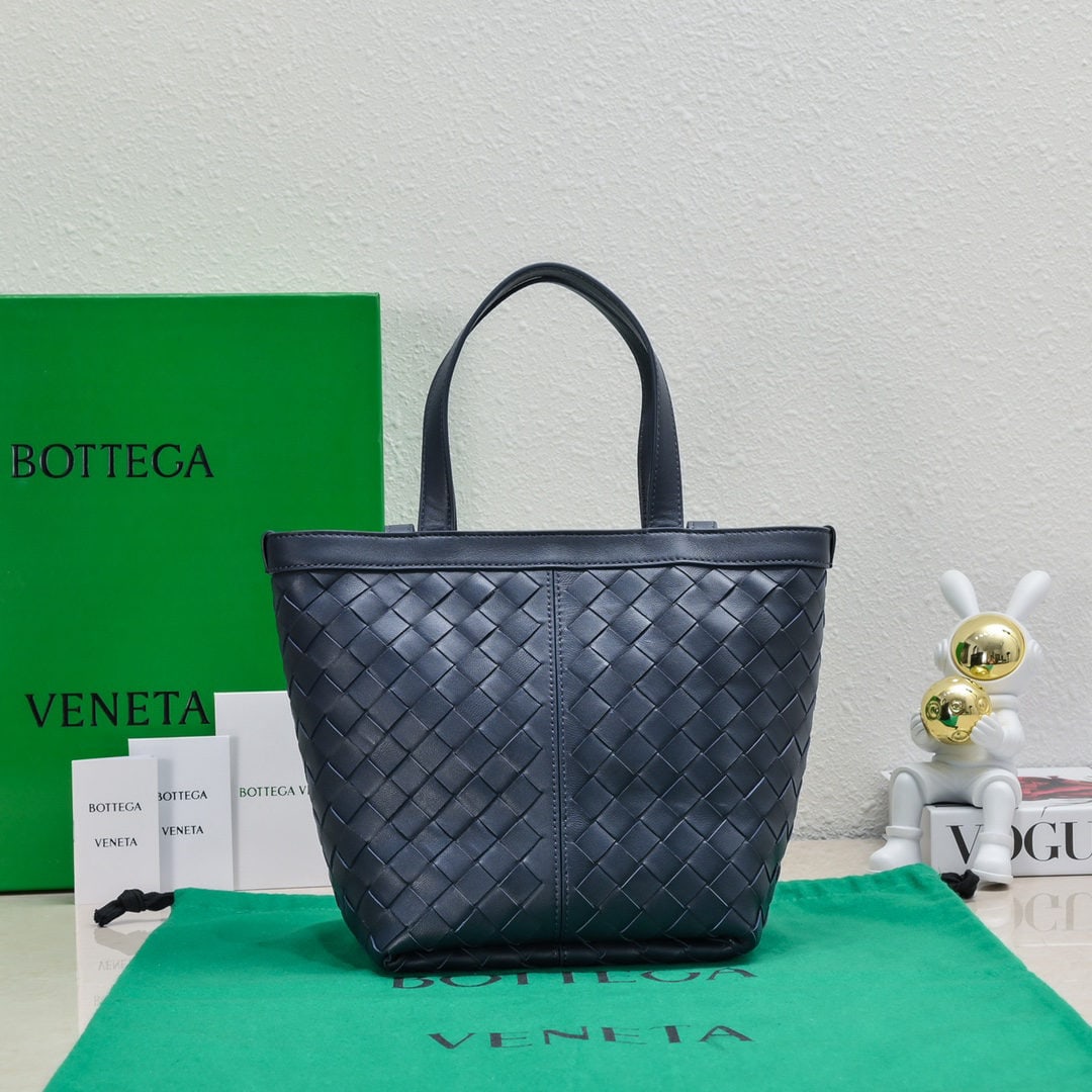 Bottega Veneta: The Bottega Veneta 2023 Flip Flap tote bag features a simple and practical tote design with classic leather weave, showcasing Bottega Veneta's craftsmanship and making the bag more refined. A small zi