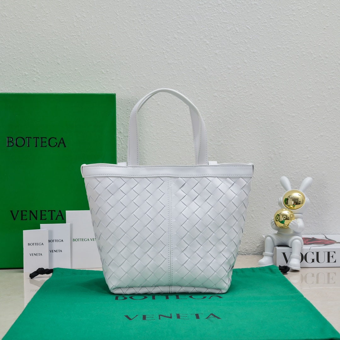 Bottega Veneta: The Bottega Veneta 2023 Flip Flap tote bag features a simple and practical tote design with classic leather weave, showcasing Bottega Veneta's craftsmanship and making the bag more refined. A small