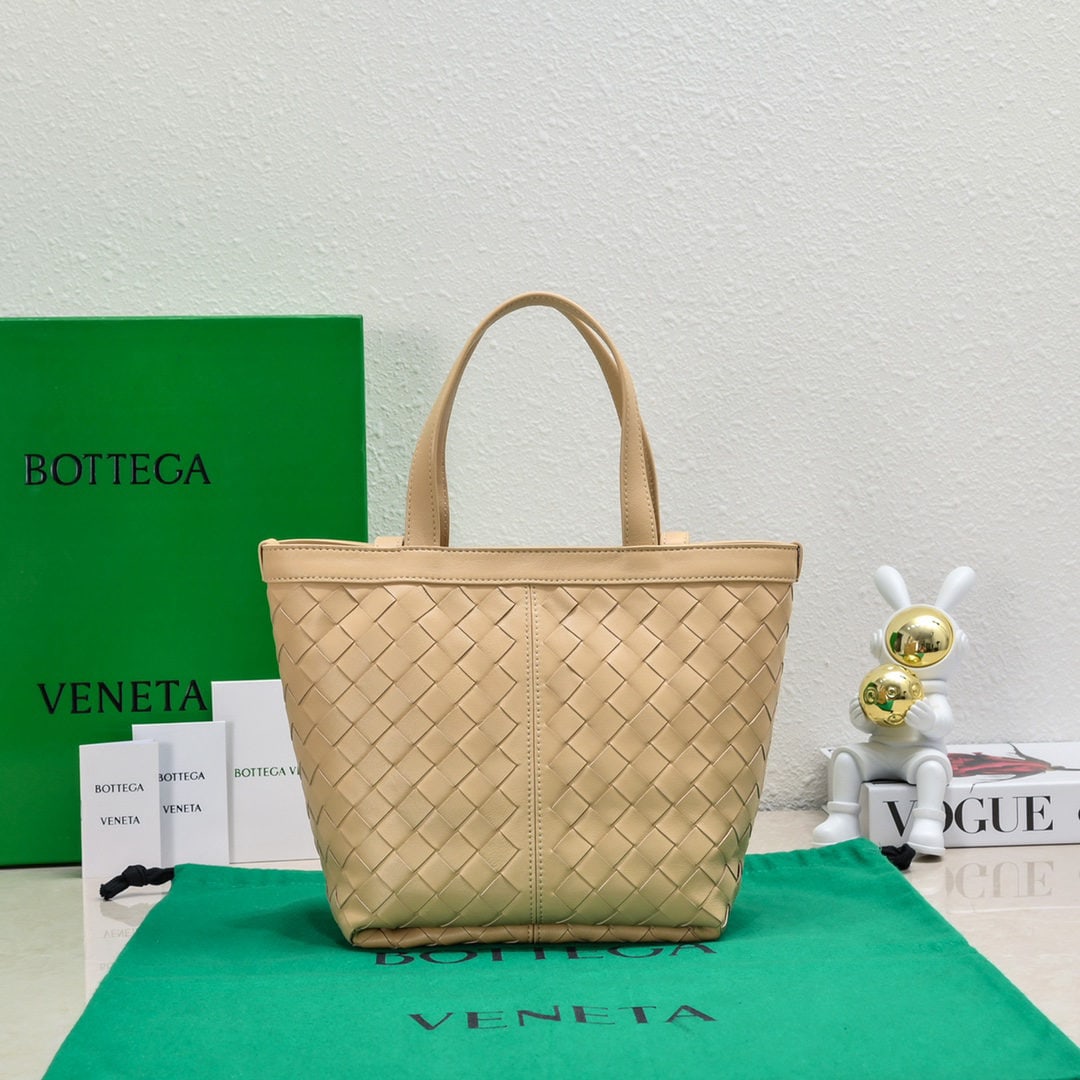Bottega Veneta: The Bottega Veneta 2023 Flip Flap tote bag features a simple and practical tote design with classic leather weave, showcasing Bottega Veneta's craftsmanship and making the bag more refined. A small