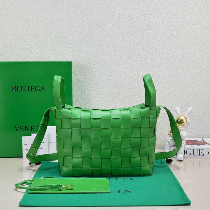 Bottega Veneta: Bottega Veneta's high capacity, understated yet simple design offers a casual yet stylish look. Combining Bottega Veneta's classic woven elements, it can even hold a laptop. The adjustable shoulder st