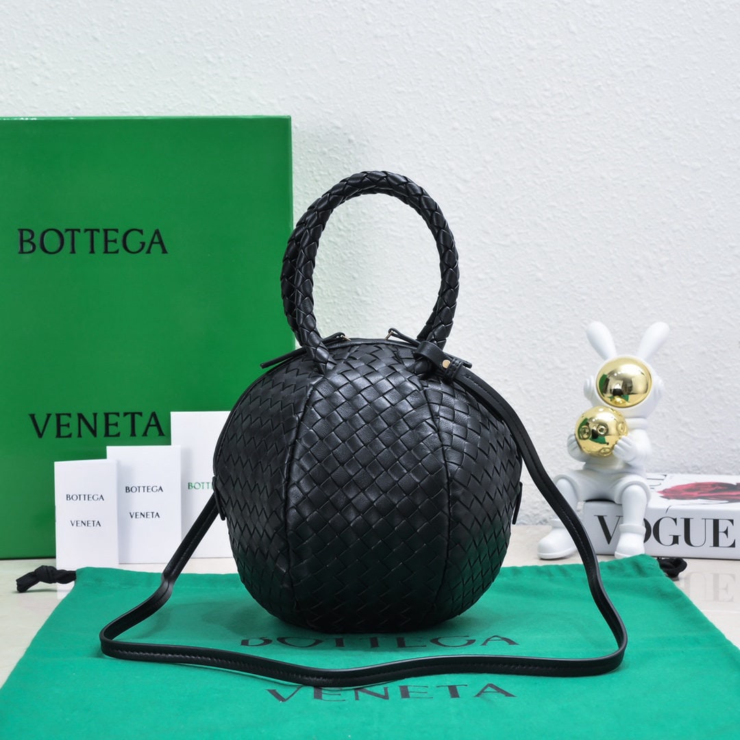 Bottega Veneta: The Bottega Veneta 2023 bowling bag combines Bottega Veneta's classic woven elements, showcasing exquisite craftsmanship and unique taste. Made of supple lambskin, it features a detachable shoulder st