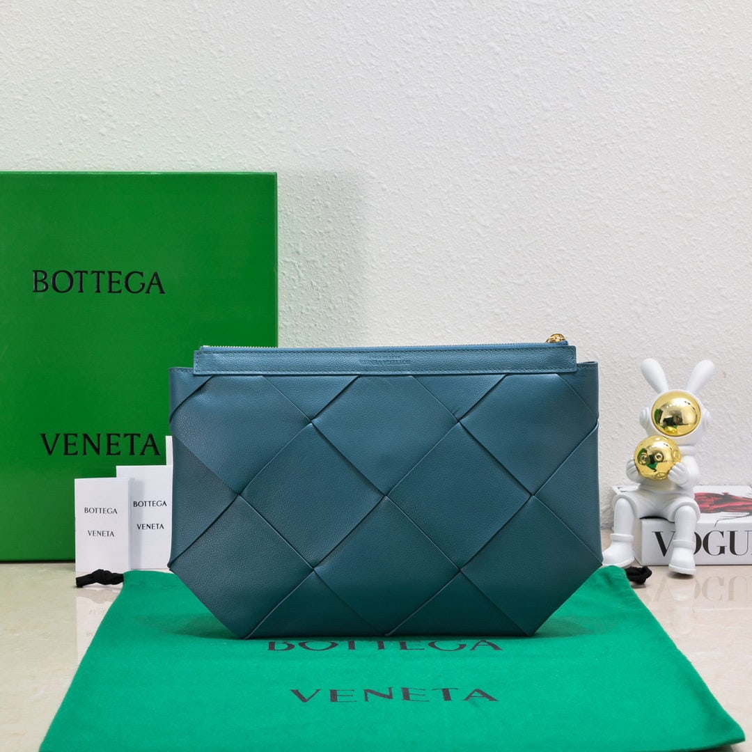 Bottega Veneta: Bottega Veneta's lightweight, reversible clutch is unisex and perfect for everyday wear. From small to large weaves, it's simple and easy to style. The leather feels luxurious and is a worthwhile purc