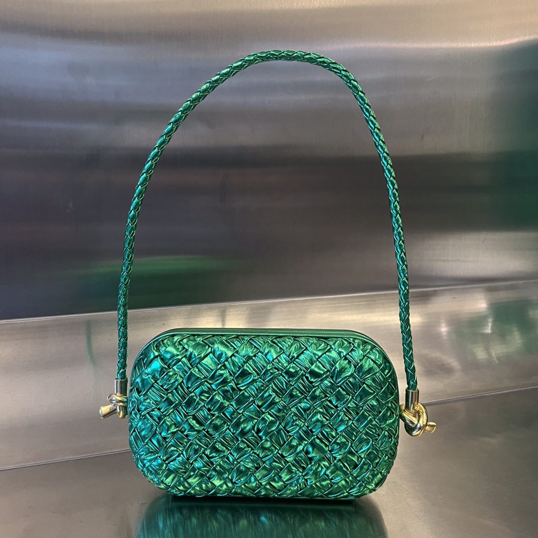 Bottega Veneta: The Bottega Veneta Knot evening shoulder bag features the iconic woven pleat texture and a metal knot buckle. Made of supple and soft calfskin, the knotted metal clasp adds a touch of elegance and sop