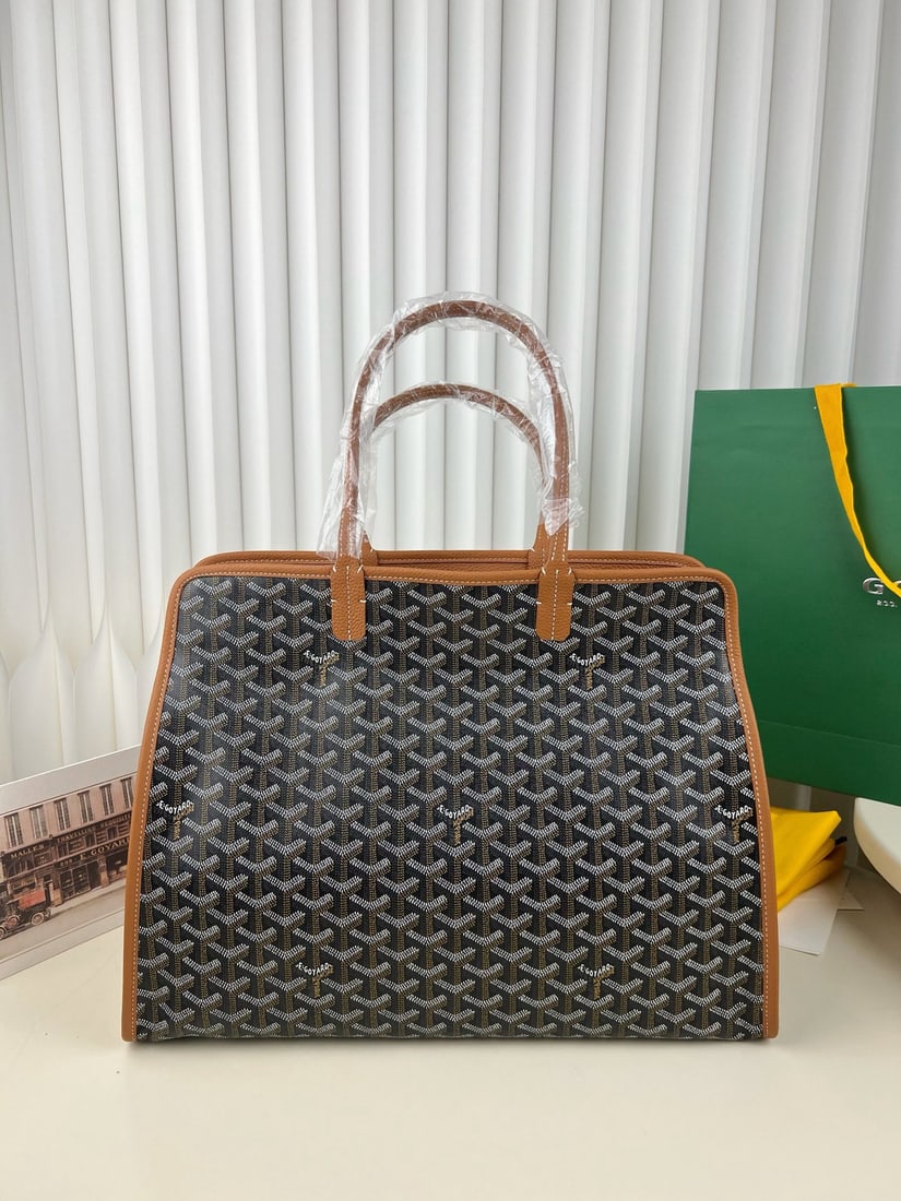 Goyard Hardy: The Goyard Hardy is a spacious yet practical travel bag that exudes sophistication. It's comfortable to carry, durable, and features a full zipper for added security. With a large capacity and lightwe