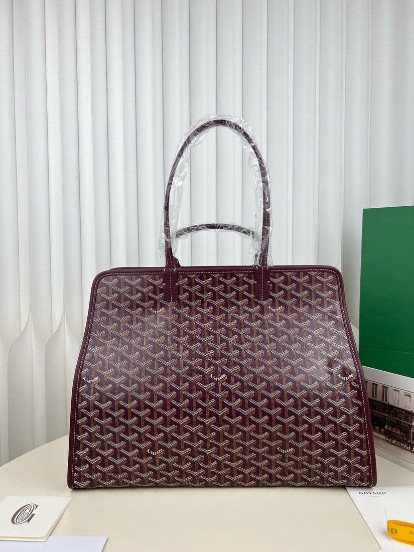 Goyard Hardy: The Goyard Hardy is a spacious yet practical travel bag that exudes sophistication. It's comfortable to carry, durable, and features a full zipper for added security. With a large capacity and lightwe