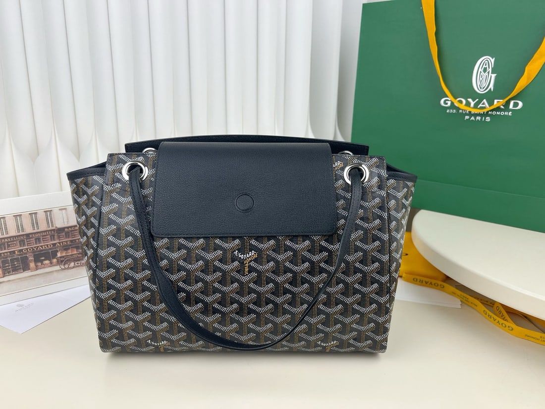 Goyard Rouette: The Goyard Rouette is a classic and practical bag! It features an interior pocket, a padded bottom, and a reinforced base, so you don't have to worry about it sagging or deforming even with a lot of i