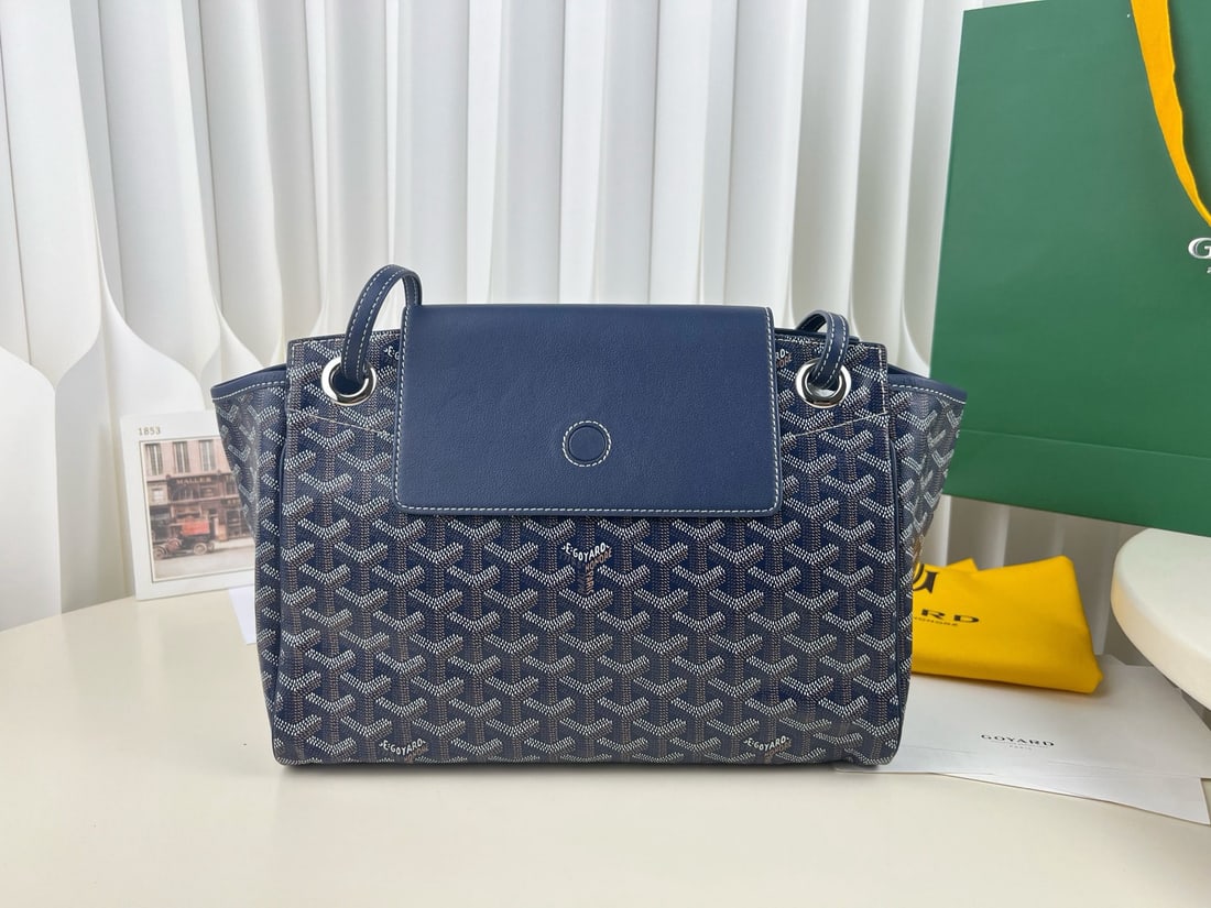 Goyard Rouette: The Goyard Rouette is a classic and practical bag! It features an interior pocket, a padded bottom, and a reinforced base, so you don't have to worry about it sagging or deforming even with a lot of i
