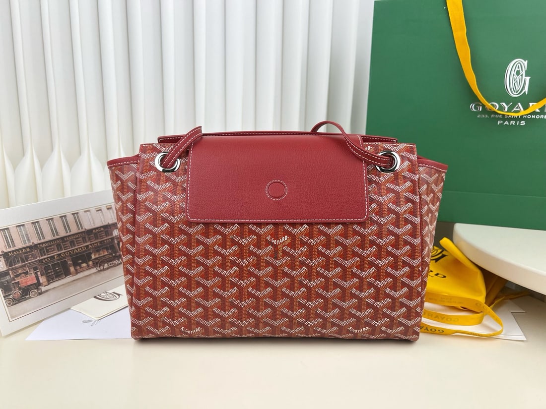 Goyard Rouette: The Goyard Rouette is a classic and practical bag! It features an interior pocket, a padded bottom, and a reinforced base, so you don't have to worry about it sagging or deforming even with a lot of i