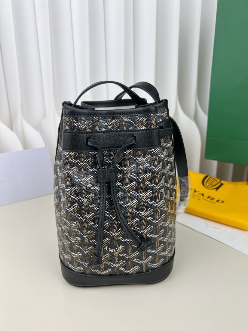 Goyard Petit Flot: The Goyard Petit Flot bucket bag is very lightweight yet spacious. The adjustable shoulder strap allows for hand carrying, shoulder carrying, or crossbody wear. You can loosen the strap or let the bag