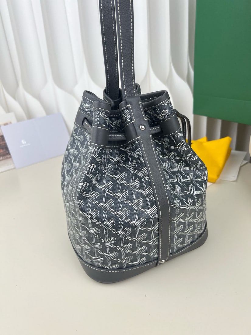 Goyard Petit Flot: The Goyard Petit Flot bucket bag is very lightweight yet spacious. The adjustable shoulder strap allows for hand carrying, shoulder carrying, or crossbody wear. You can loosen the strap or let the bag