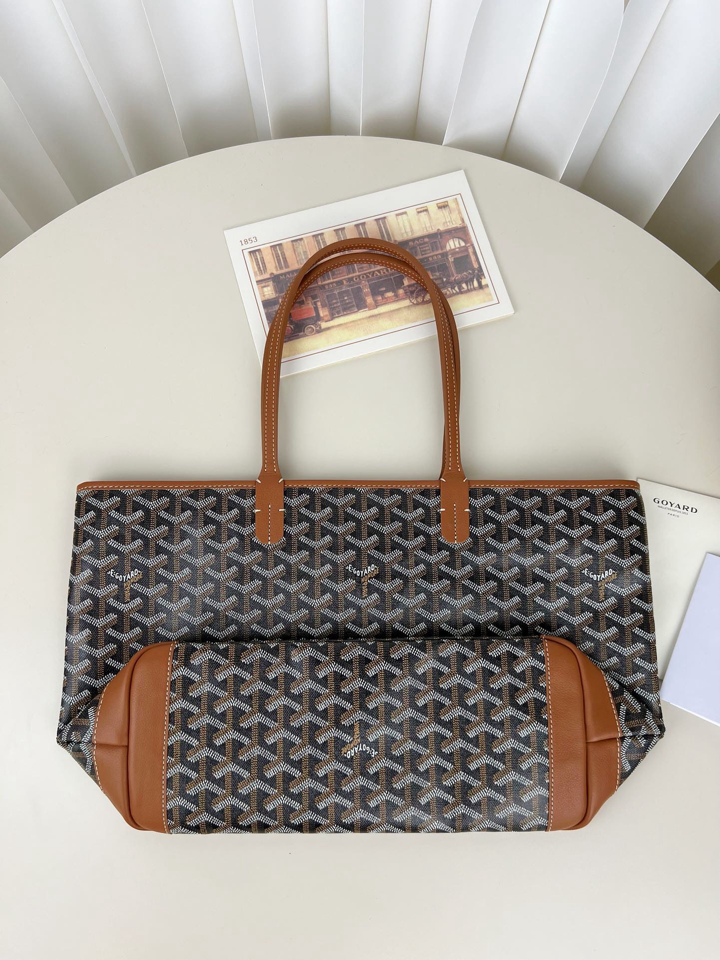 Goyard Artois tote: The Goyard Artois tote bag with a zipper is spacious yet lightweight, making it perfect for commuting. The material is slightly stiffer than the classic version, giving it a more structured look. The 