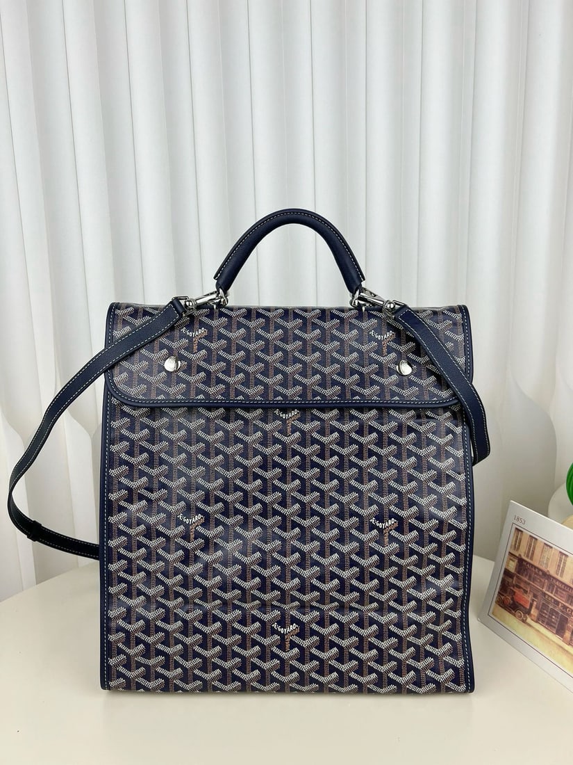 Goyard Saint Leger: The Goyard Saint Leger backpack is an absolute must have for fashionable people. Its classic monogram print is both retro and youthful, understated yet unique. It's great as a handbag, shoulder bag, o