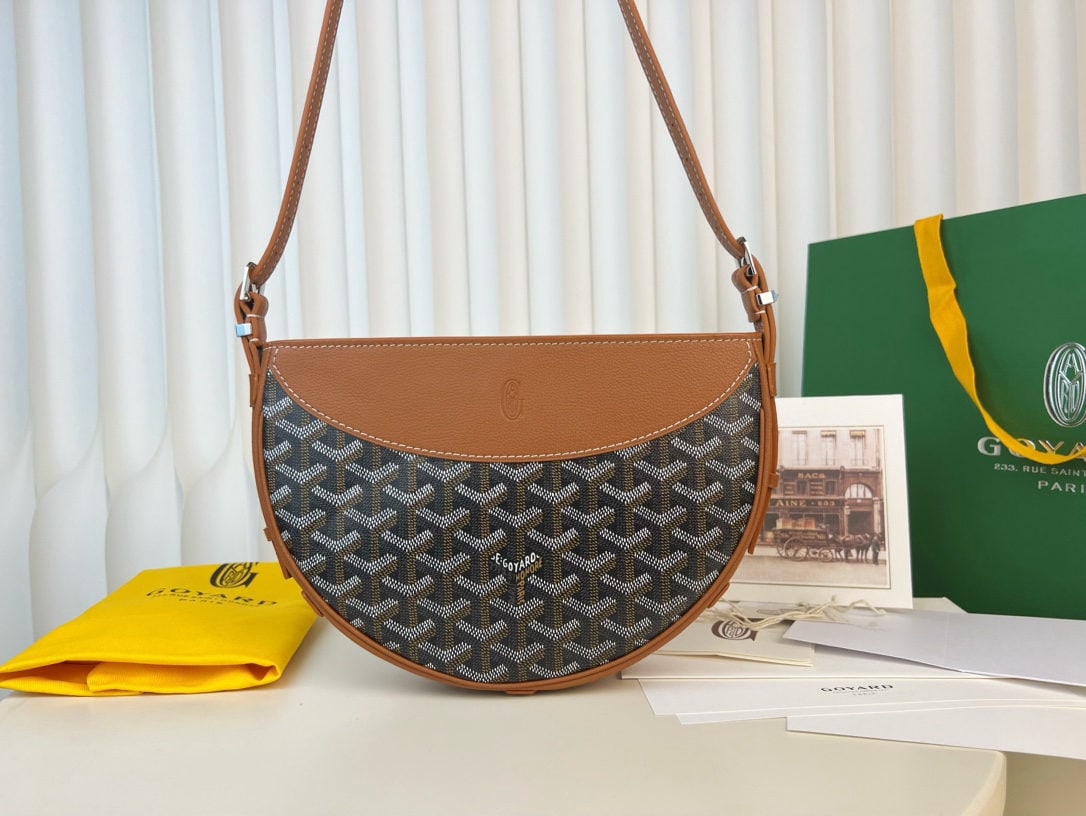 Goyard Hirondella: The Goyard Hirondella Swallow Bag is both beautiful and practical. This trendy swallow bag is incredibly useful and looks absolutely gorgeous in person! It features a zipper closure for added security
