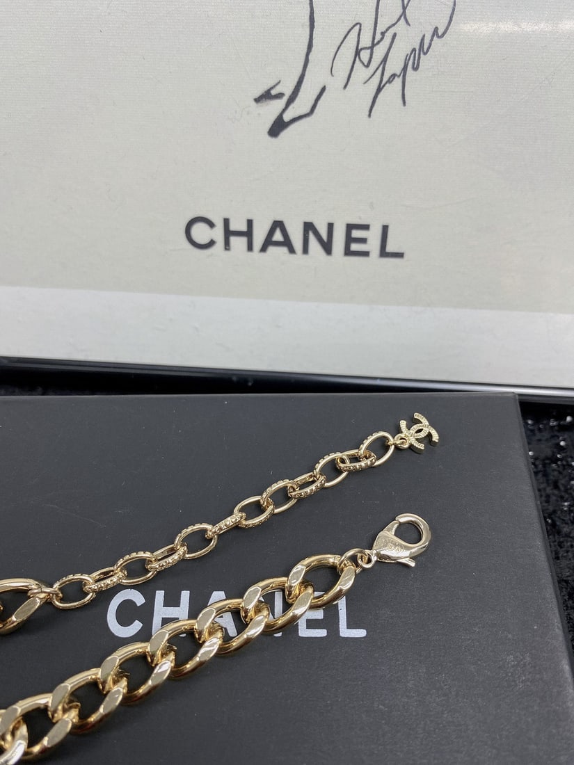 Chanel: A high quality, exquisitely crafted, and very beautiful piece. We offer FREE SHIPPING for both domestic and international clients.We accept wire transfer and card payment, for the convenience of inter