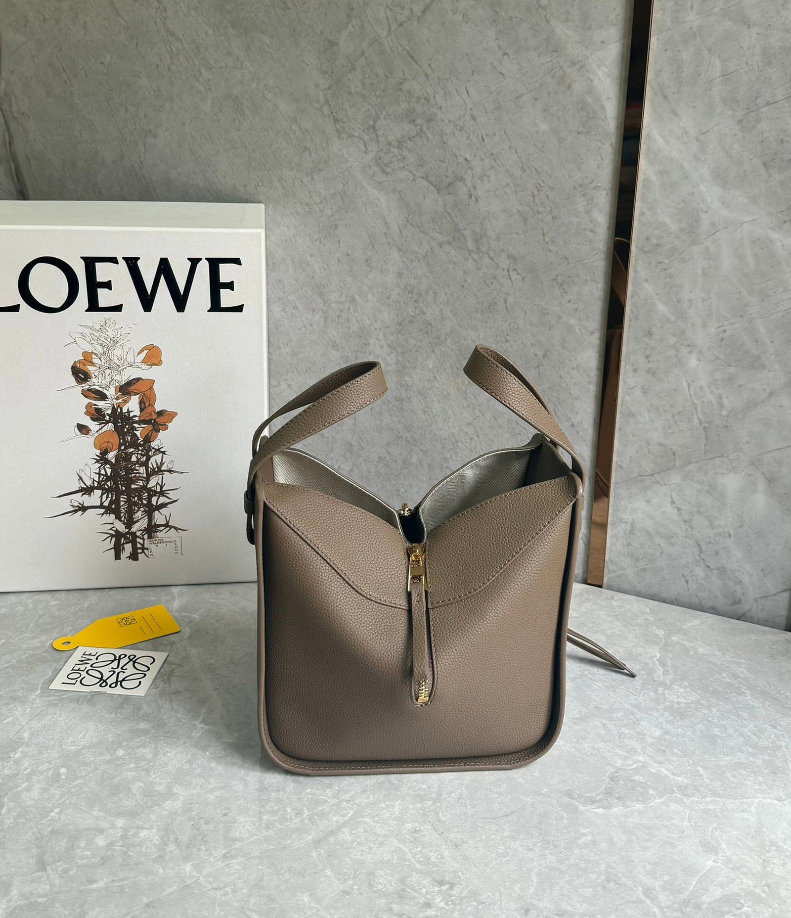 LOEWE: LOEWE's Hammock bag, a fashion "Transformer," is versatile enough for everyday wear, casual occasions, and sophisticated looks. It can be carried by hand or crossbody, and boasts excellent capacity, d