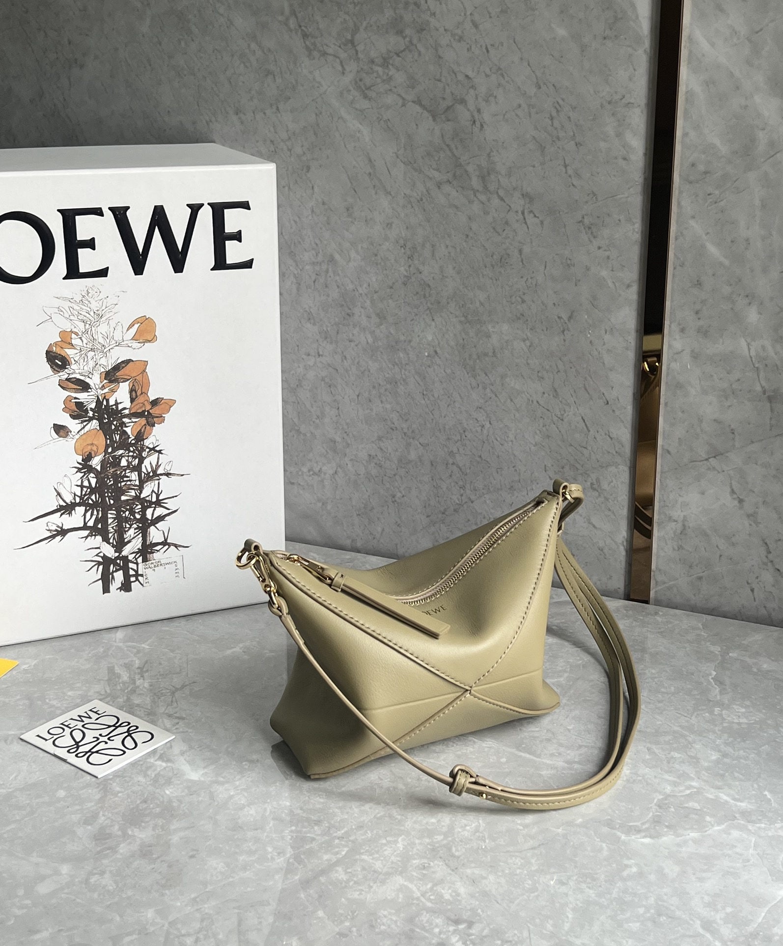 LOEWE: The LOEWE Puzzle Fold Pouch is made of exceptionally soft, supple, and comfortable Nappa calfskin. Combining the advantages of a puzzle pouch and a hobo bag, it can be worn over the shoulder,