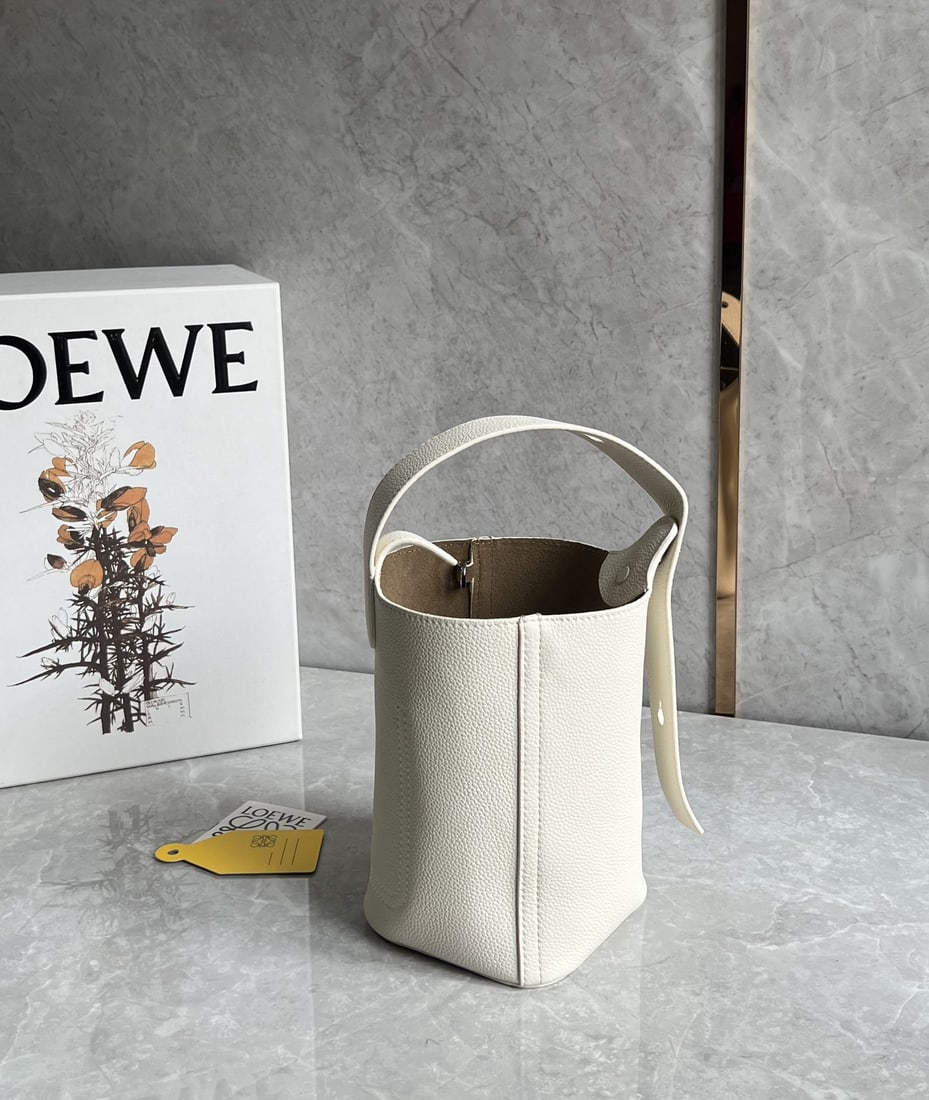 LOEWE: The LOEWE Pebble bucket bag has a fantastic texture. Its minimalist and sleek bucket shape offers exceptional capacity and versatility. It can be carried by hand, crossbody, or under the arm, making i