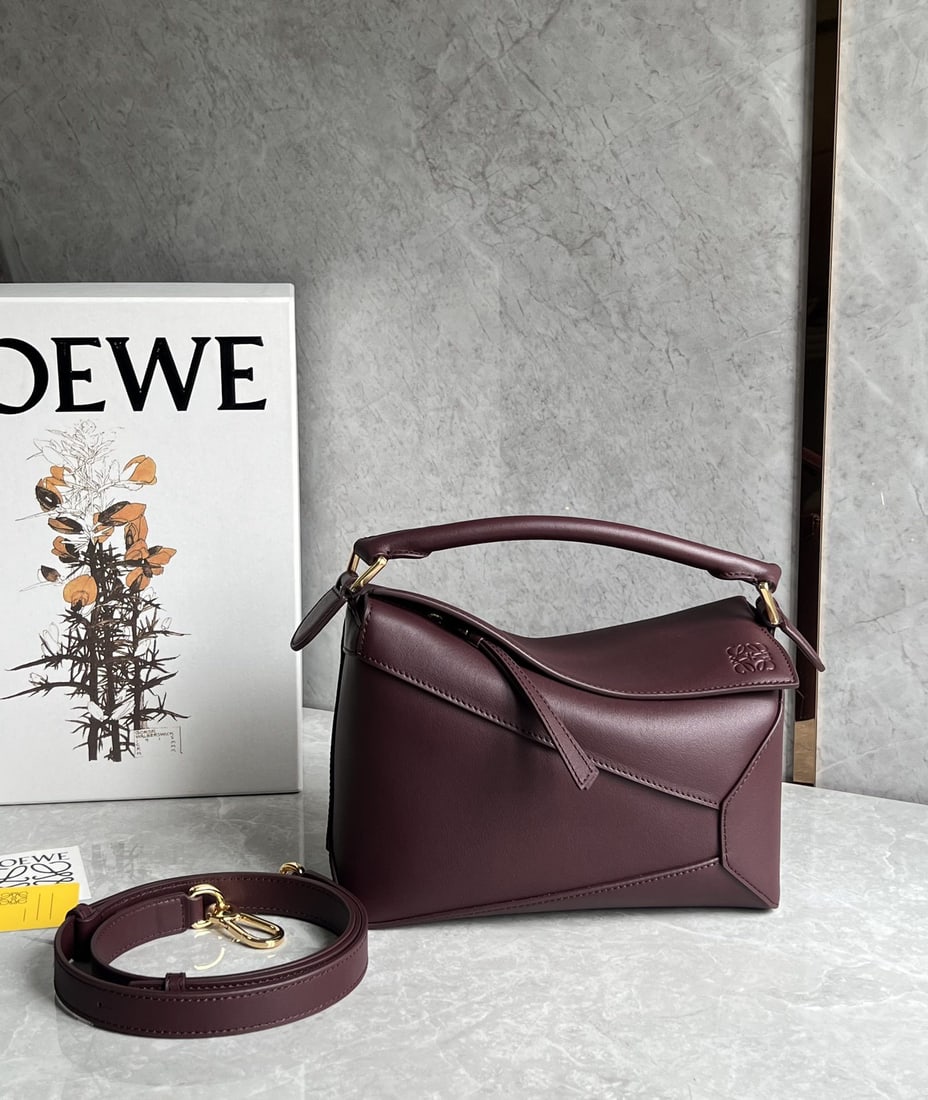 LOEWE: LOEWE deep maroon puzzle bag, made of calfskin, is very lightweight yet has a surprisingly large capacity. Practical, versatile, and convenient for travel. Small size: 24 x 16 x 10 cm. We offer FREE