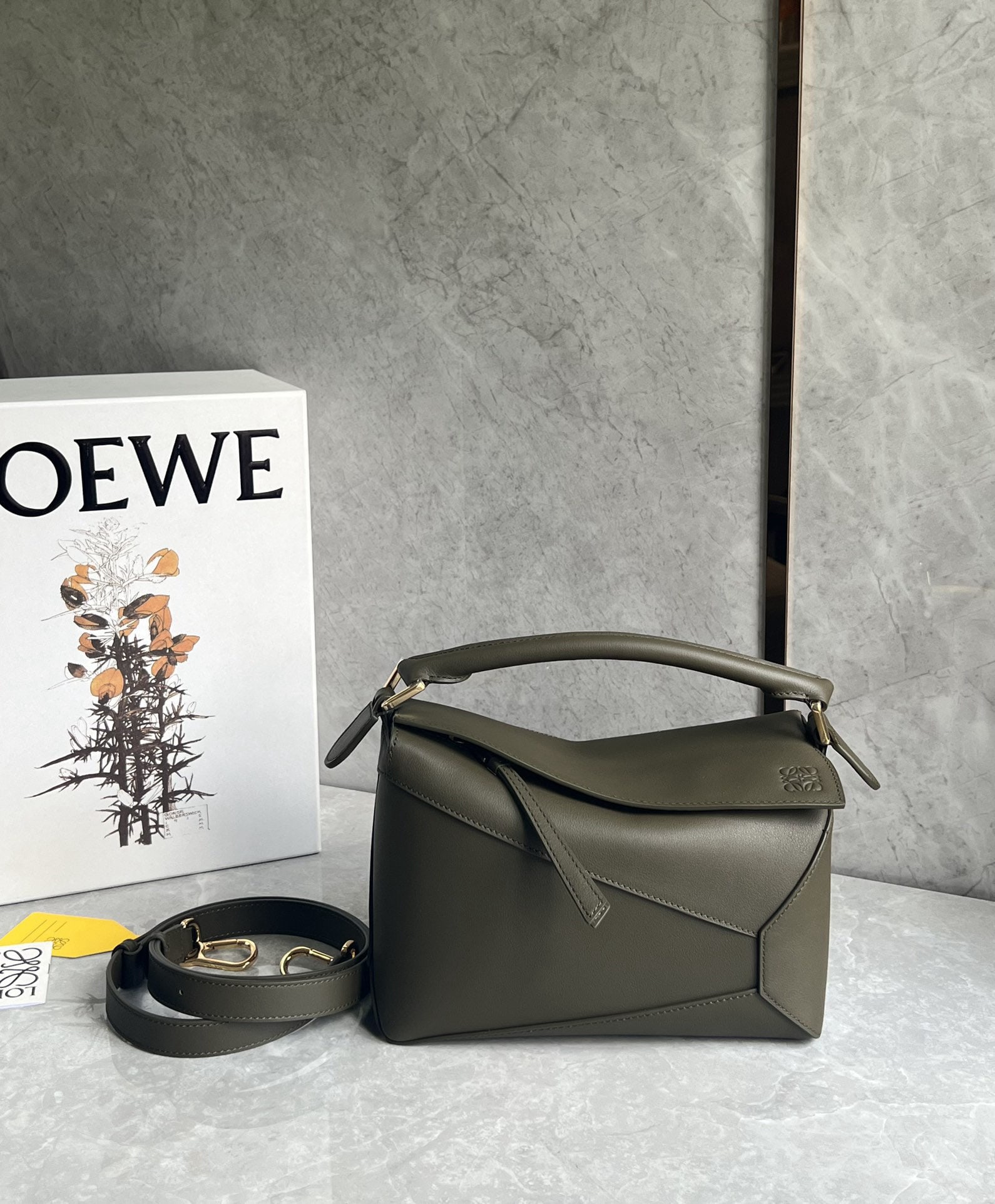 LOEWE: LOEWE premium khaki green puzzle bag, made of calfskin, is very lightweight yet has a surprisingly large capacity. Practical, versatile, and convenient for travel. Small size: 24 x 16 x 10 cm. We offe