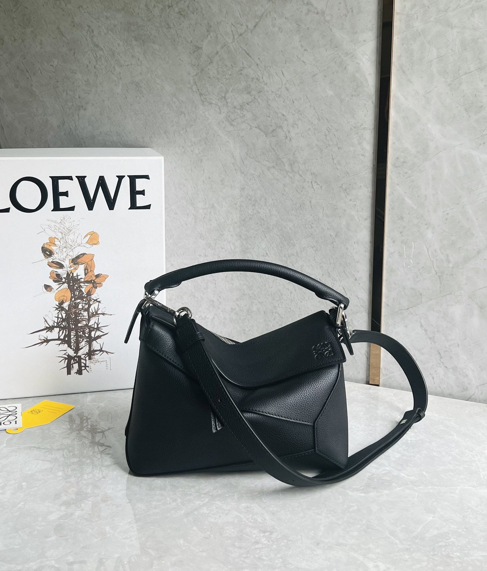 LOEWE: The LOEWE Puzzle bag is made of pebbled cowhide, with the entire bag featuring pebbled leather patchwork. It's lightweight yet has a surprisingly large capacity, making it practical, versatile, and