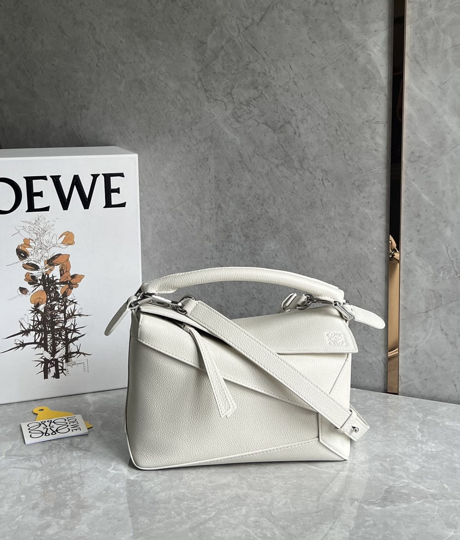 LOEWE: The LOEWE Puzzle bag is made of pebbled cowhide, with the entire bag featuring pebbled leather patchwork. It's lightweight yet has a surprisingly large capacity, making it practical, versatile, and
