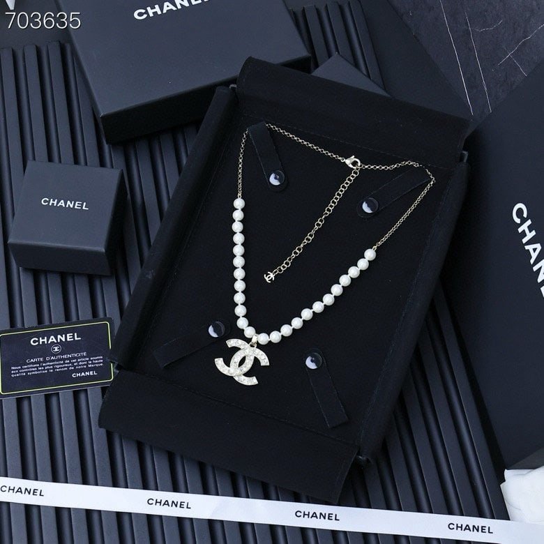 Chanel pearl necklace (1 of 1)