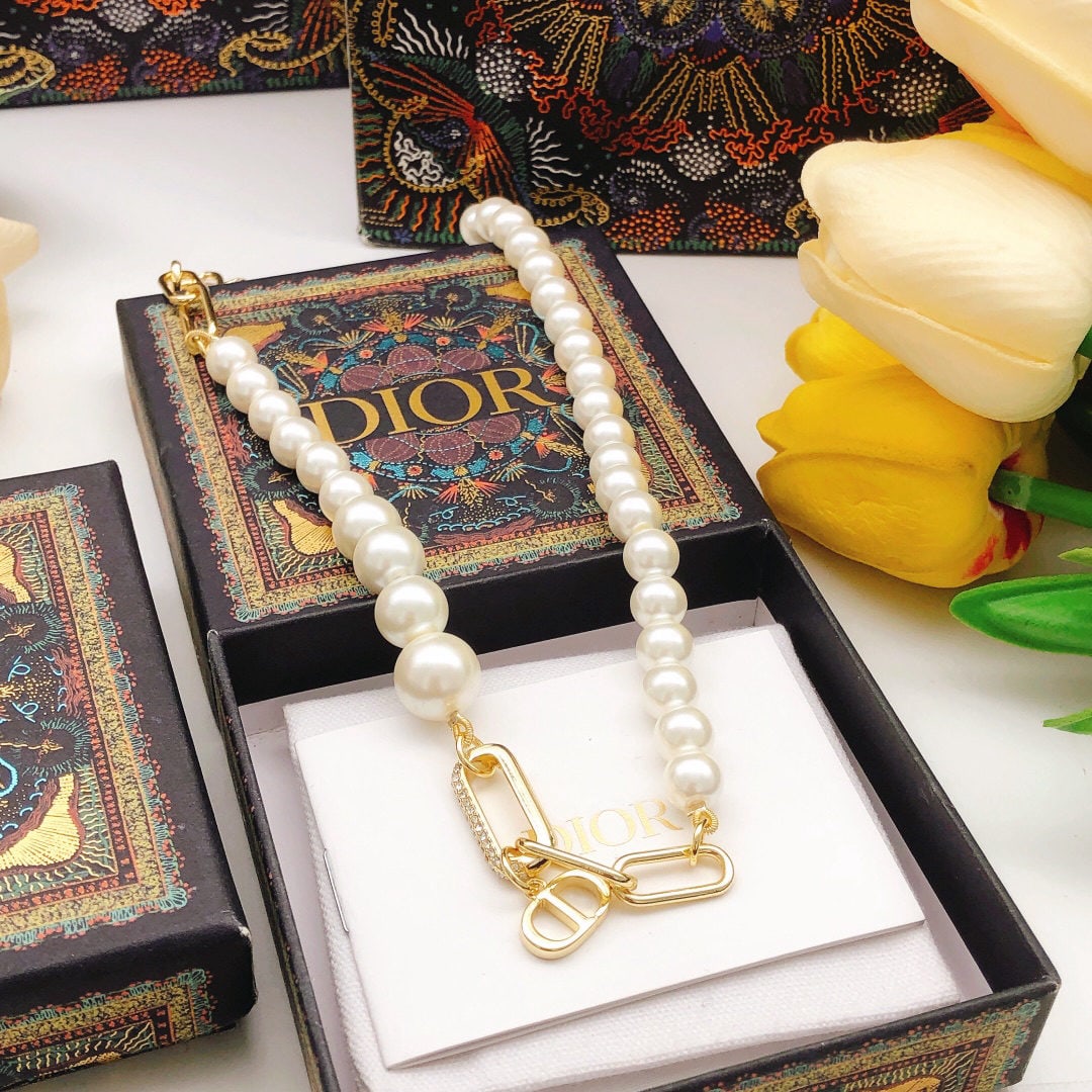 Dior necklace: Dior necklace with pearls We offer FREE SHIPPING for both domestic and international clients.We accept wire transfer and card payment, for the convenience of international clients' payments, we have l