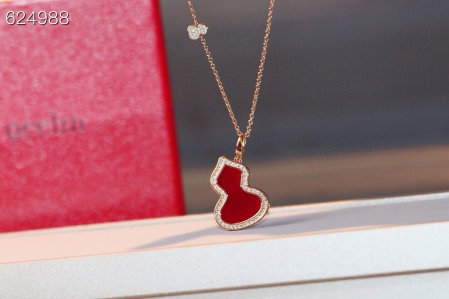Qeelin Large Gourd Red Agate Necklace: Qeelin Large Gourd Shaped Red Agate Necklace. The gourd, a homophone for "good fortune and prosperity," symbolizes good luck and is both beautiful and meaningful. It features eight hearts and eight ar