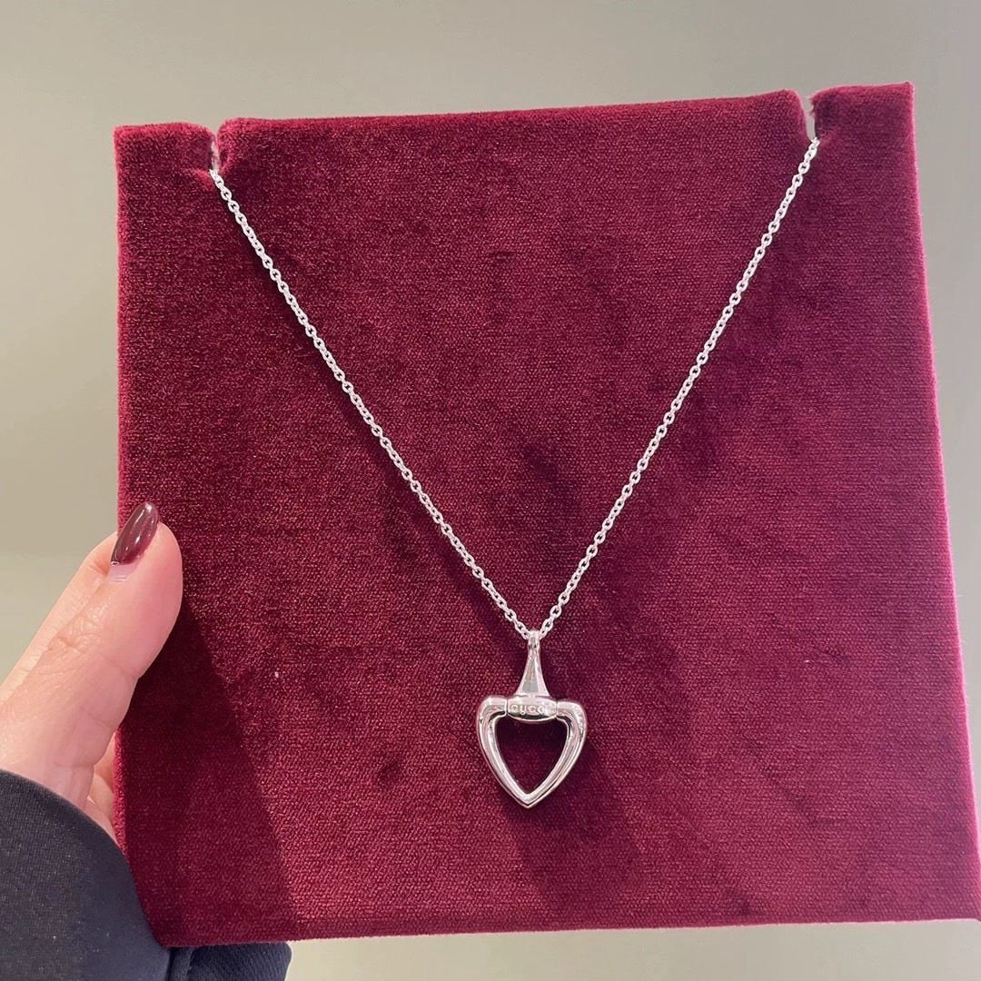 GUCCI necklace: GUCCI Silver Heart Ring Pendant Horseshoe Buckle for Men and Women We offer FREE SHIPPING for both domestic and international clients.We accept wire transfer and card payment, for the convenience of i