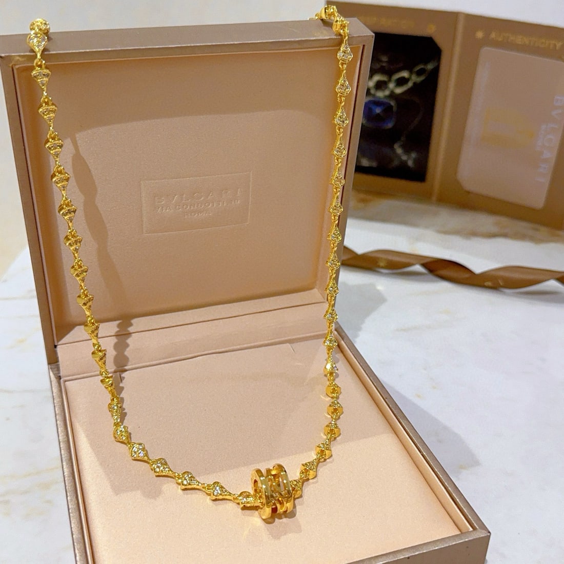 BVLGAR necklace: The BVLGAR necklace from the BVLGAR DIVAS' DREAM series is in perfect condition; the details and unique color are flawless. Adorned with a classic ring design, it is simple yet elegant and eye catchin