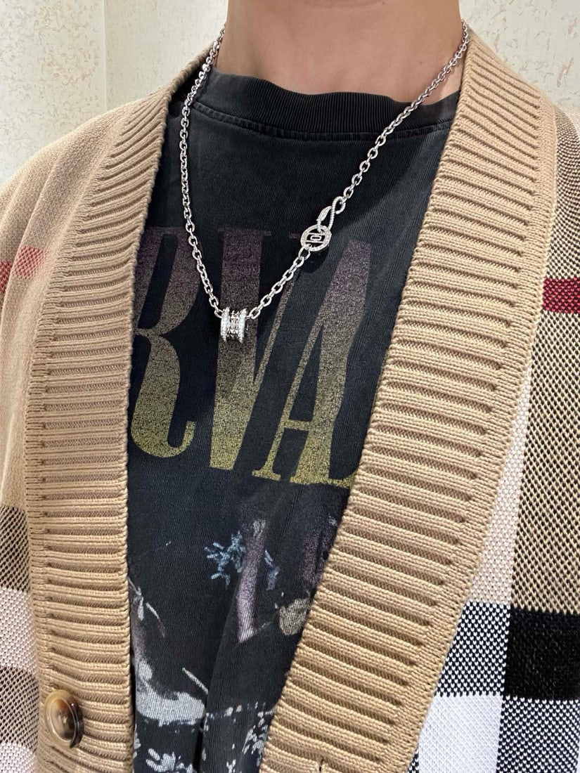 BVLGAR necklace: This BVLGAR necklace from the BVLGAR DIVAS' DREAM series is in perfect condition. The details and unique color are flawless, and the classic ring design is simple yet elegant and eye catching. The V g