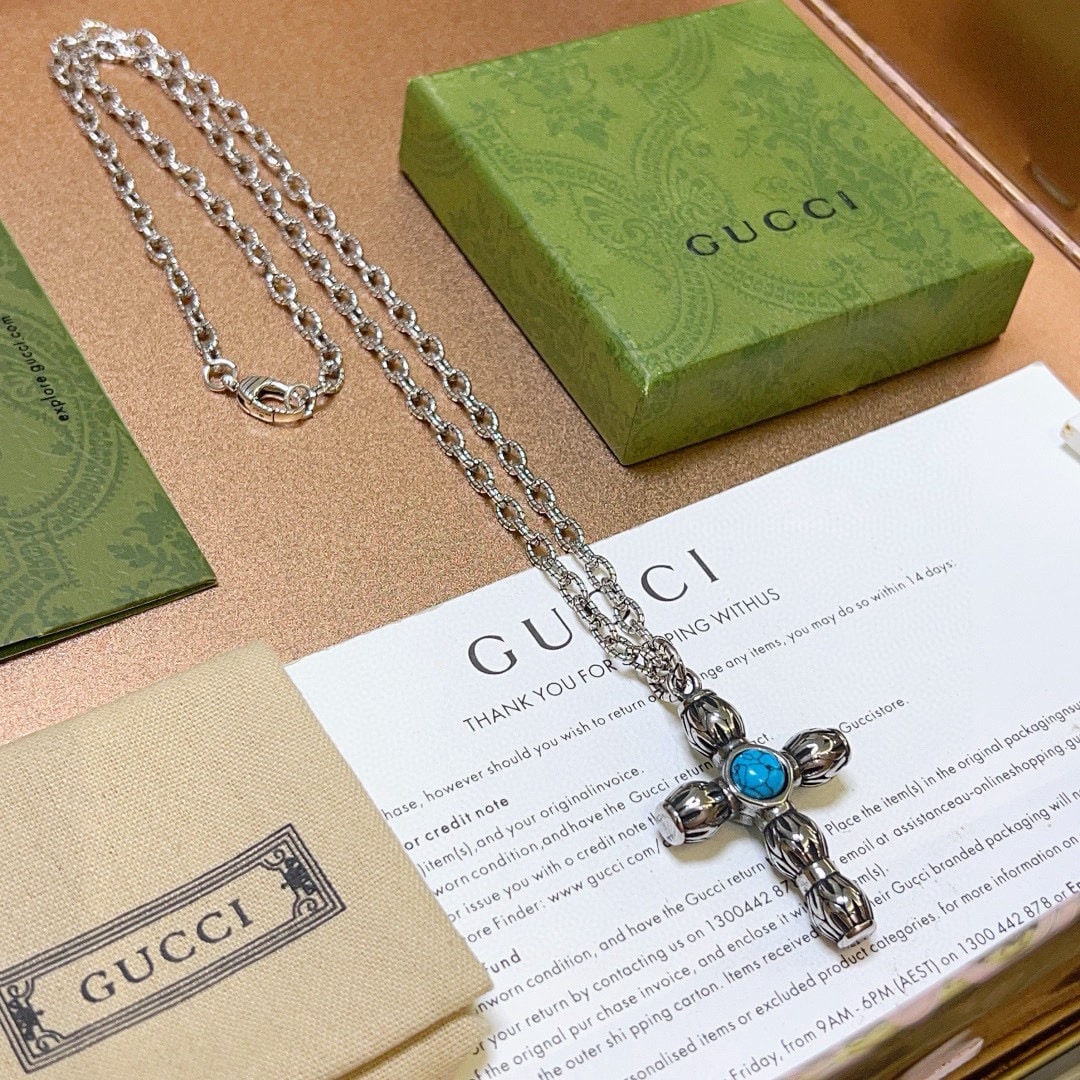 GUCCI necklace: Gucci necklace with a twisted chain, a more upscale style, the same style worn by celebrities, from the Anger Forest series, featuring the double G logo. Chain length: 60cm. We offer FREE SHIPPING for