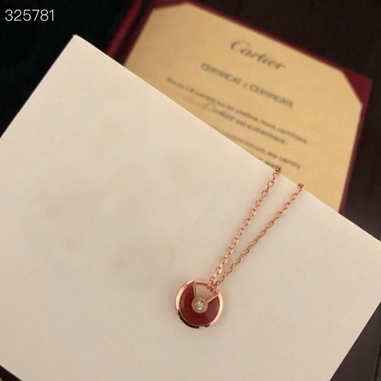 Exclusive amulet necklace: The exclusive amulet Amulette means amulet in French, and this collection is indeed a magical keepsake. The courage to pursue dreams is transformed into an exquisitely crafted lucky lock, crafted in 1