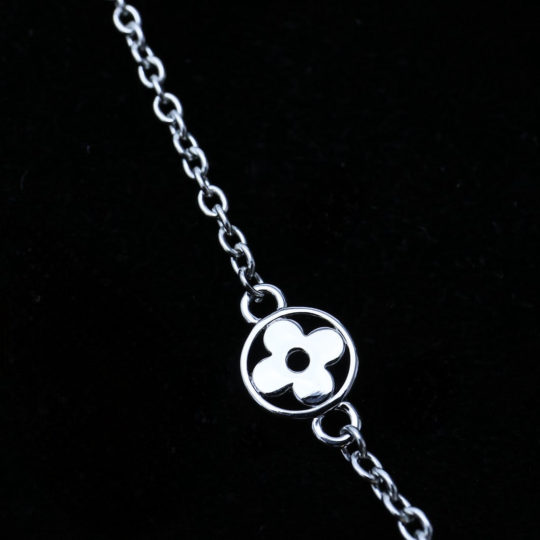 LV CUP pendant: The LV CUP pendant, shaped like a miniature coffee cup, exudes a playful charm. The cup sleeve incorporates the LV logo and Monogram floral enamel inscription, achieving visual balance with the dazzli