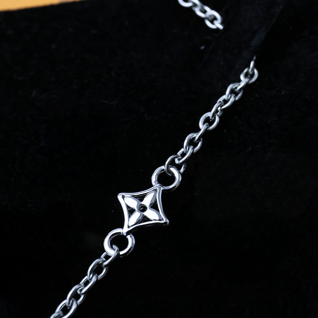 LV CHOCOLATE BAR pendant: The LV Chocolate Bar pendant features LV letters and Monogram flowers engraved in various squares, with irregular gaps at the corners adding a touch of playfulness. Whether paired with the LV Yours ne