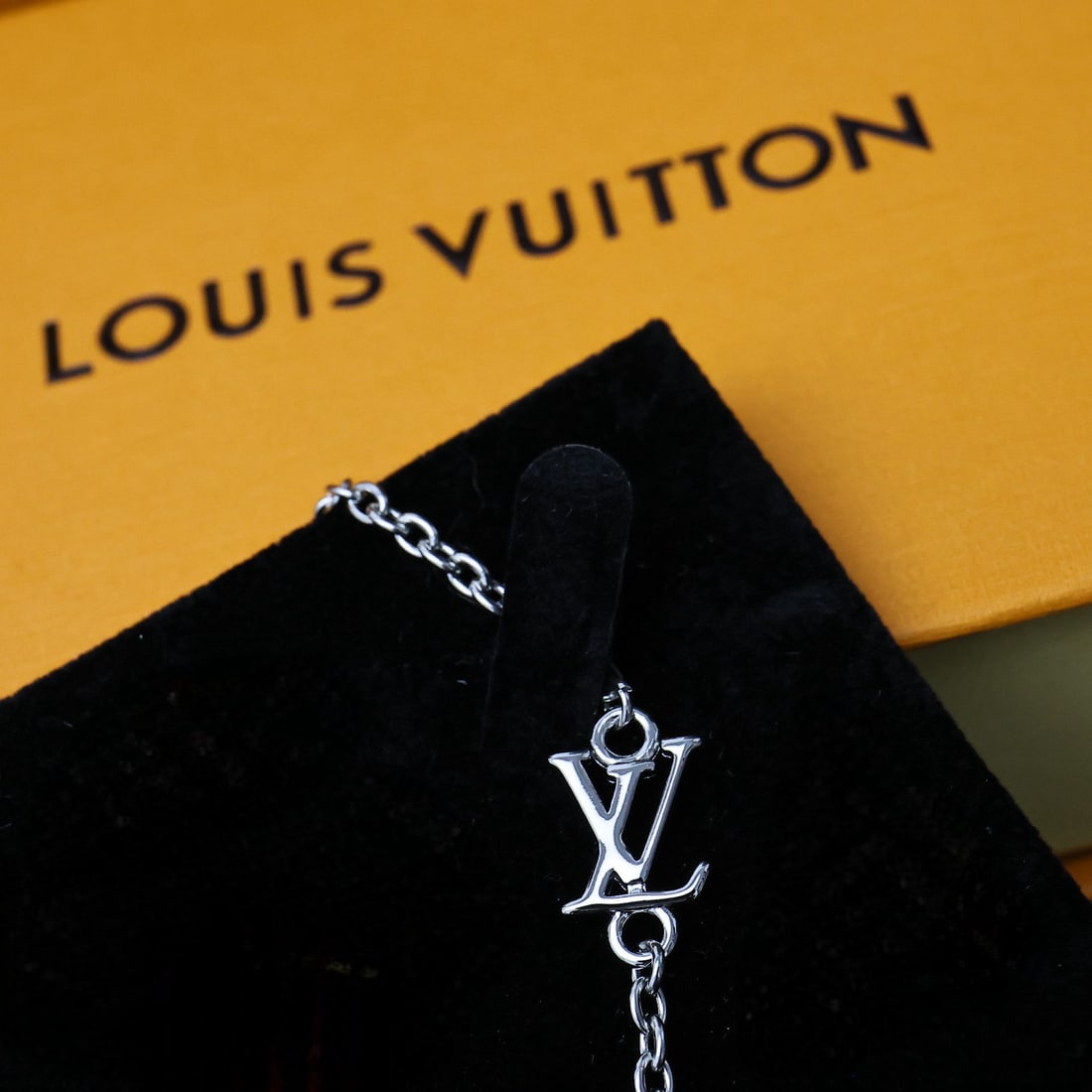 LV DIMENSION pendant: The LV DIMENSION pendant draws inspiration from the buckle of the LV Dimension belt, featuring a shimmering LV logo suspended from an engraved clasp. It can be paired with the LVYours necklace, worn a