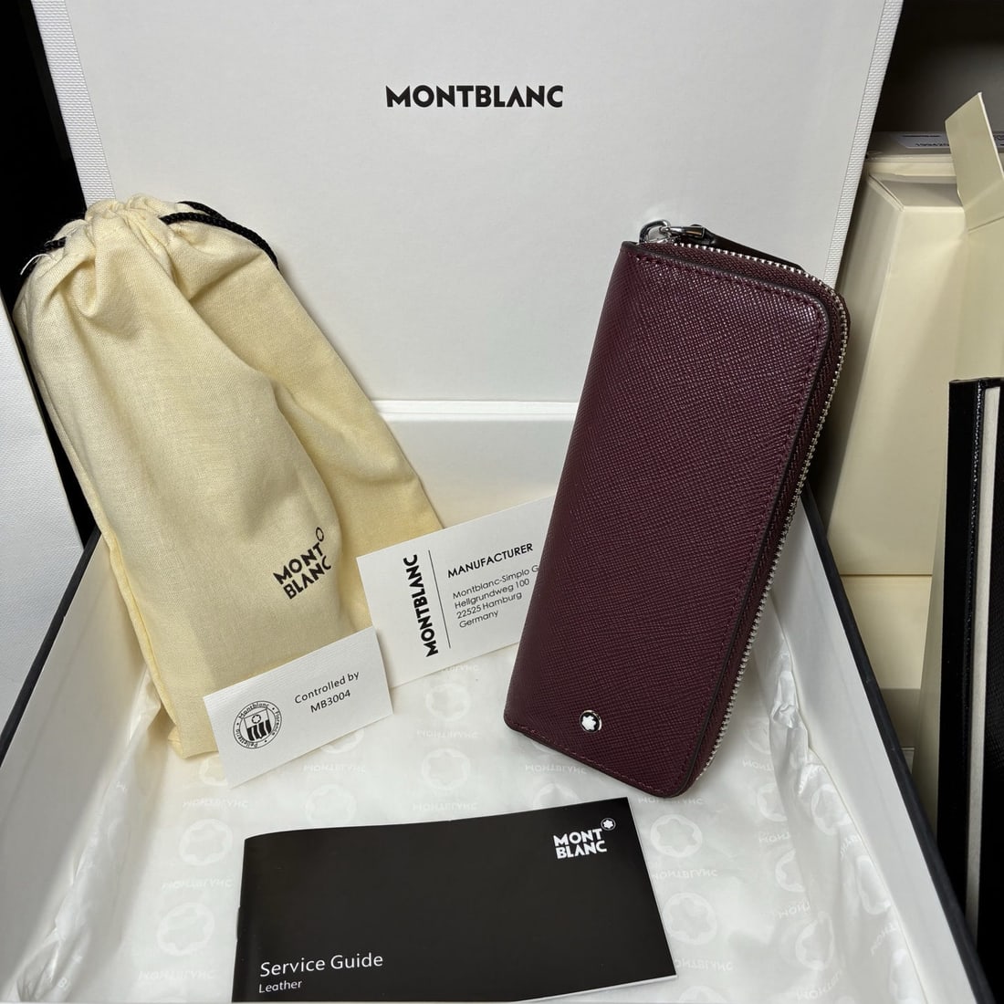 MONTBLANC Style 3.0 Series Single Pencil Case: MONTBLANC Style 3.0 Series Single Pencil Case in Bordeaux Red. Material: Top grain cowhide leather. We offer FREE SHIPPING for both domestic and international clients.We accept wire transfer and card 