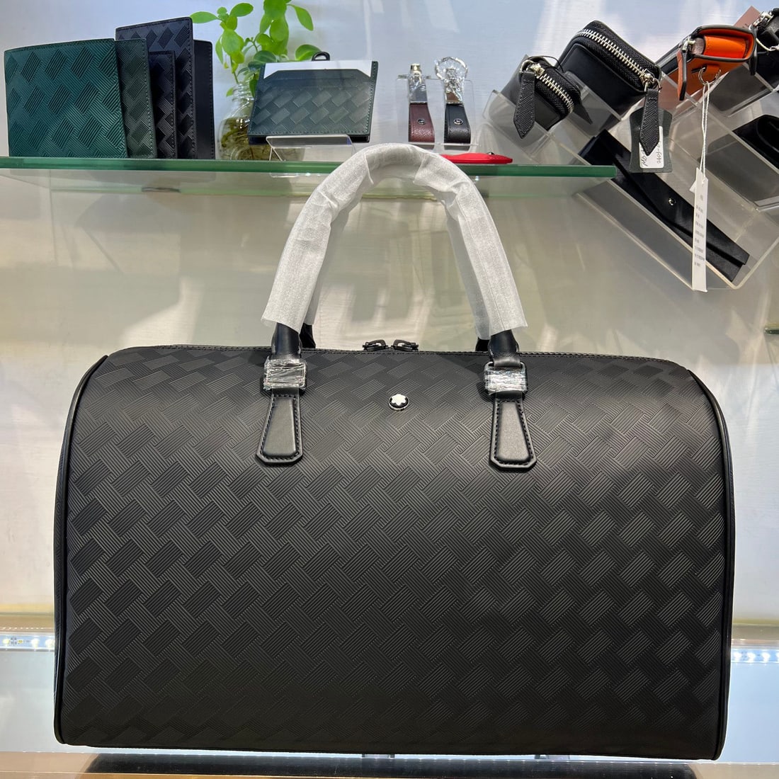 MONTBLANC Style 3.0 Series 142 Large Mailbox Bag: MONTBLANC Style 3.0 Series 142 Large Mailbox Bag, Classic Black. Material: Embossed Top Grain Cowhide. Color: Black. Dimensions: 42x26x22 mm. We offer FREE SHIPPING for both domestic and international