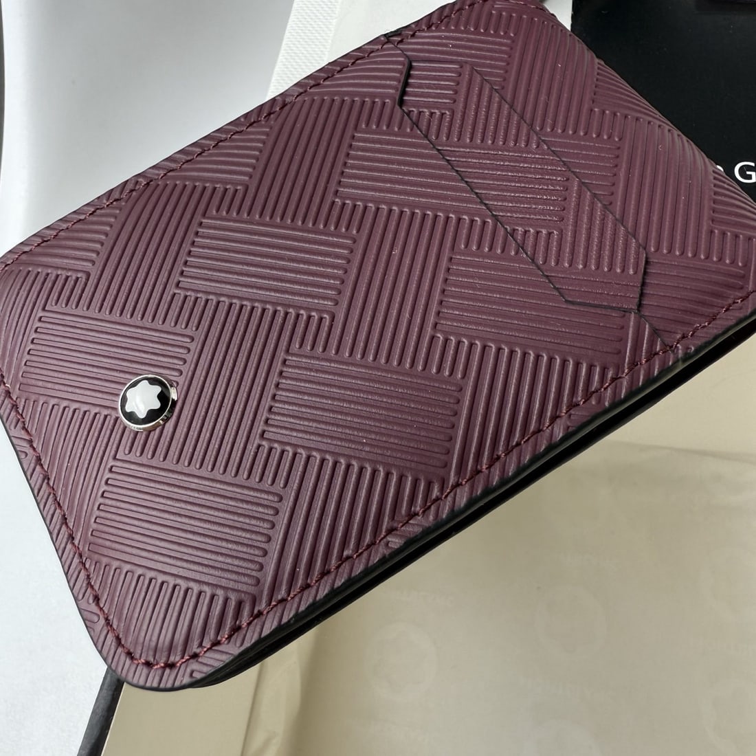 MONTBLANC Style 3.0 Series Ultra thin Card Holder: MONTBLANC Style 3.0 Series Ultra Thin Card Holder in Bordeaux Red: Top Grain Cowhide Leather We offer FREE SHIPPING for both domestic and international clients.We accept wire transfer and card payment