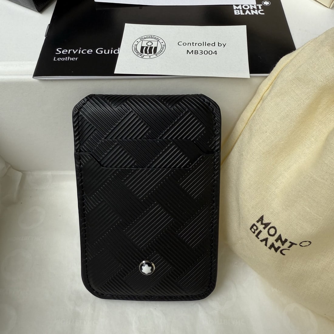 MONTBLANC Style 3.0 Series Ultra thin Card Holder: MONTBLANC Style 3.0 Series Ultra Thin Card Holder, Classic Black, Material: Top Grain Cowhide We offer FREE SHIPPING for both domestic and international clients.We accept wire transfer and card paymen