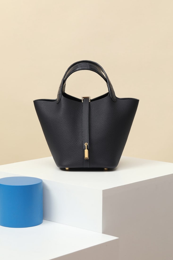 Hermes: Model: CL18 Code: CL180340 Color: 2Z Midnight Blue Dimensions: Length 18cm x Depth 13cm x Width 18cm Material: TC/Matte Alligator (Square Opening) The Picotin 18touch bucket bag features an added