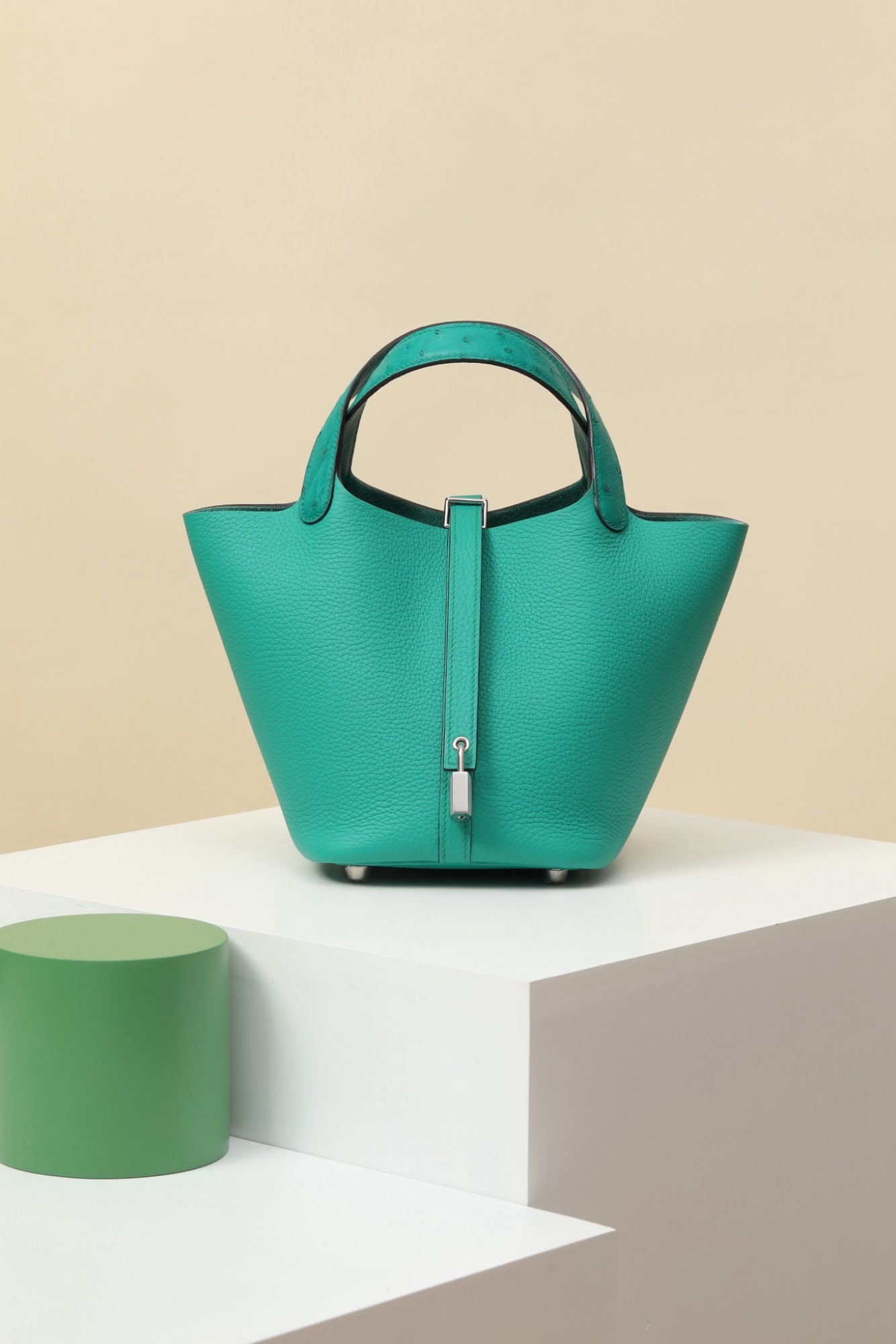Hermes: Model: CL18 Code: CL180320 Color: U1 Verona Green / 6W Mint Green Dimensions: 18cm (L) x 13cm (D) x 18cm (W) Material: TC/Ostrich Leather An additional strap and a dedicated "H" lock have been added