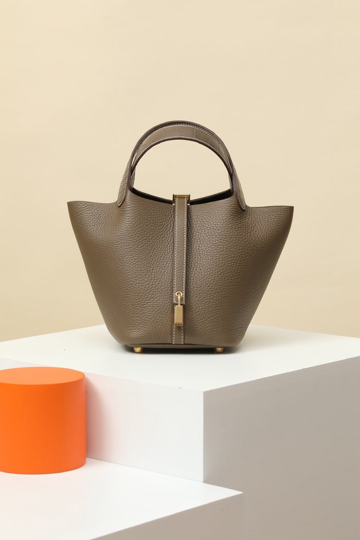 Hermes: Model: CL18 Code: CL180340 Color: Elephant Grey Dimensions: 18cm (L) x 13cm (D) x 18cm (W) Material: TC/Matte Alligator (Square Opening) The Picotin 18 Touch bucket bag features an added strap at the 